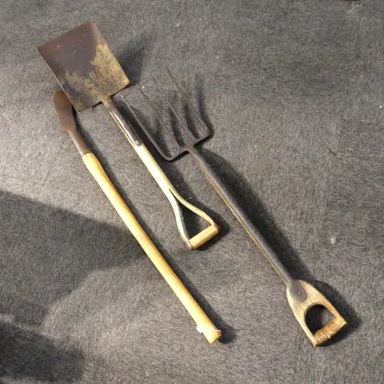 3 VINTAGE TOOLS; SPADE, FORK, HOE L.1150mm