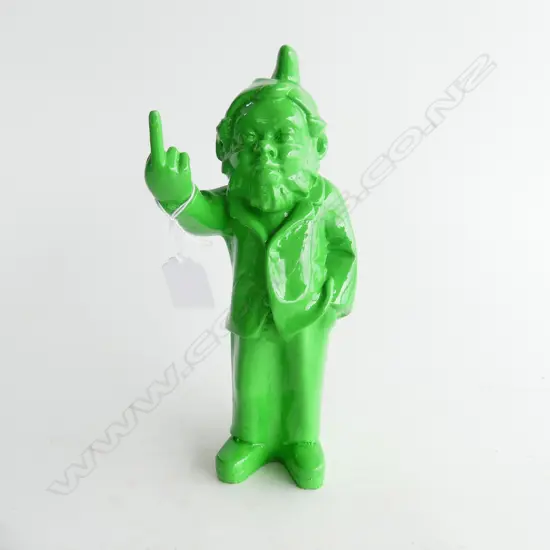 GREEN RESIN GNOME PULLING THE FINGER H.240mm