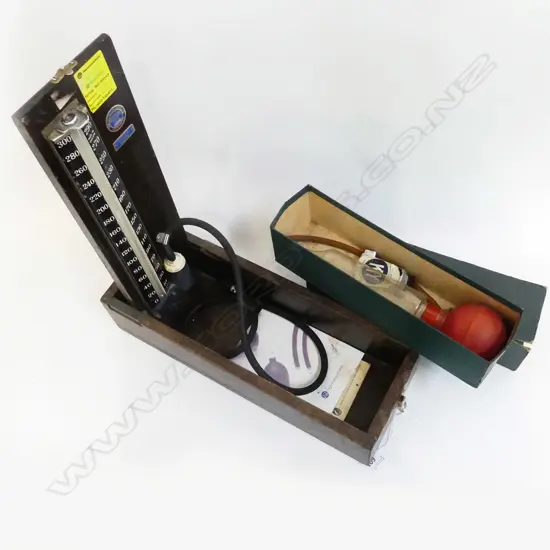 2 PCES BOXED VINTAGE MEDICAL EQUIPTMENT; SPHYGOMANOMETER & SYRINGE