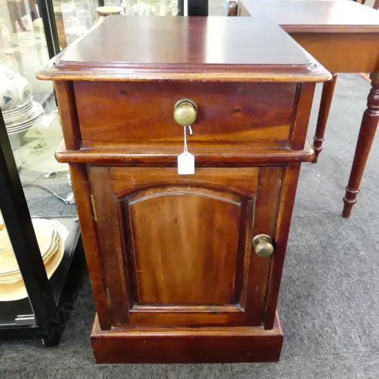 VICT STYLE BEDSIDE CABINET H 630 MM