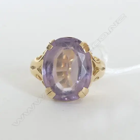 9ct OVAL CUT AMETHYST RING, 8.1gm, size M