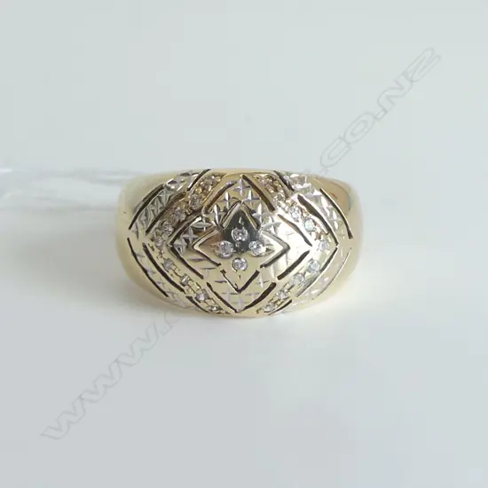 14ct BAND w FAUX DIAMONDS , 6.6gm, size O