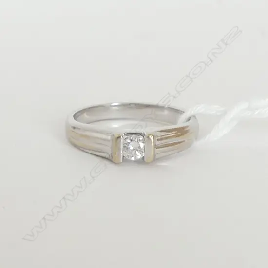 18ct WHITE GOLD SOLITAIRE RING, D=0.15ct, 3.6gm, size M