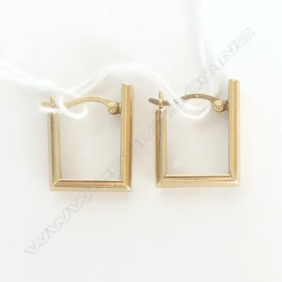 PR 9ct GOLD ANGULAR HALF ROUND BAR EARRINGS 1.8 gms