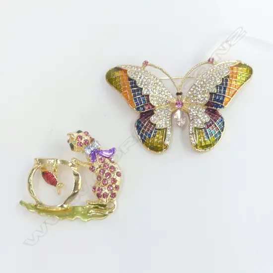 2 COLOURFUL DIAMANTE BROOCHES, BUTTERFLY & CAT FISHING