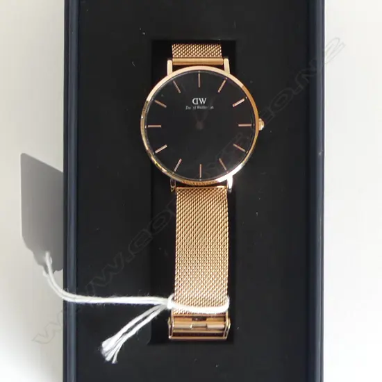 ROSE GOLD PLATED DANIEL WELLINGTON LADIES WATCH IN ORIGINAL BOX, working