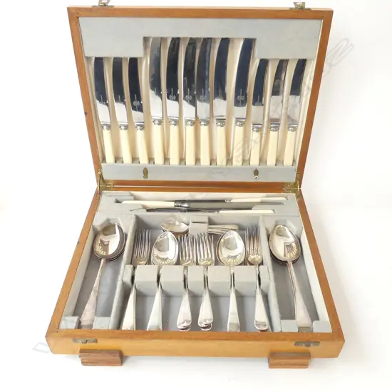 6 PLACE SILVER PLATE CUTLERY CANTEEN W.370mm