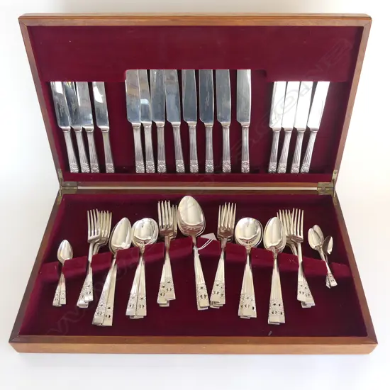 58-PIECE COMMUNITY PLATE HAMPTON COURT CUTLERY SET FULL 8 PLACE SETTING IN CANTEEN SILVER PLATE L.50CM