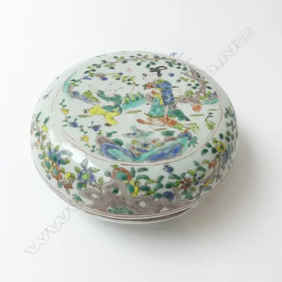 HANDPAINTED CHINESE LIDDED DISH, FIGURAL SCENE ON CELADON BASE, D.160mm