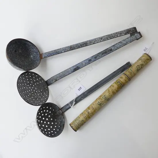 3 ENAMELLED LADLES + CIRCULAR TIN 'PRICES TAPERS' FOR LIGHTING CANDLES ETC, 4 TAPERS INSIDE L.30CM