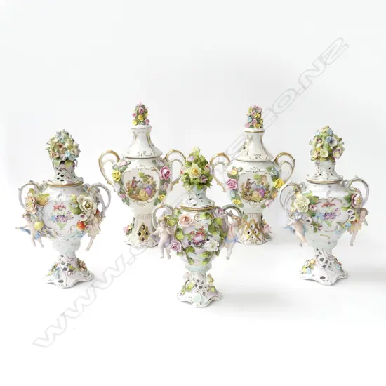 5 LIDDED PORCELAIN URNS H.290mm
