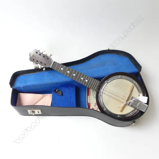 SMALL SCALE OLD BANJO BOXED IN GOOD CONDITION 'BRITISH MADE' L. 550mm
