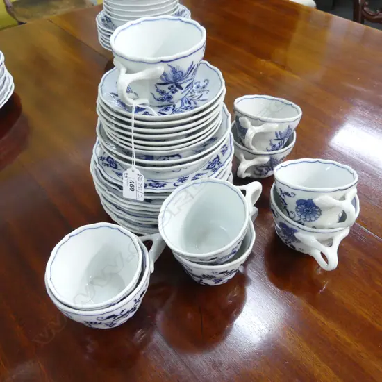 28 PCES BLUE DANUBE; 9 CUPS (1 AF), 9 SAUCERS, 10 SIDE PLATES