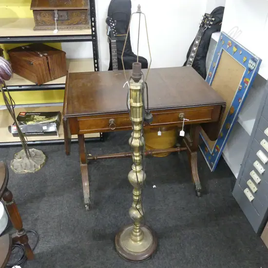 BRASS STANDING LAMP ON WOODEN BASE, H. 1300mm