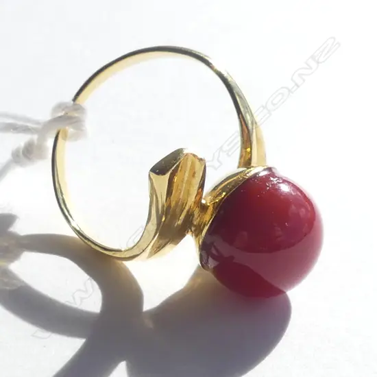 18CT GOLD & RED CORAL RING