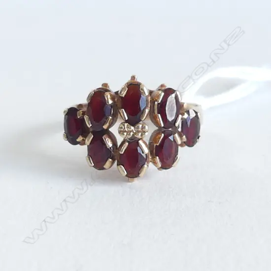 VINTAGE 9CT GOLD GARNET CLUSTER RING 3.6gms