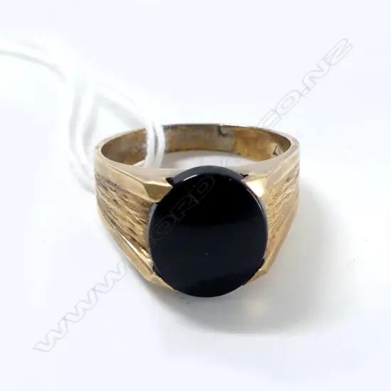 VINTAGE 9ct Y/ GOLD & OVAL ONYX  SIGNET RING 7.62gms
