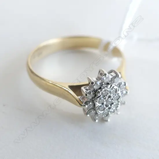 9CT GOLD & DIAMOND CLUSTER RING  20978  3 GMS