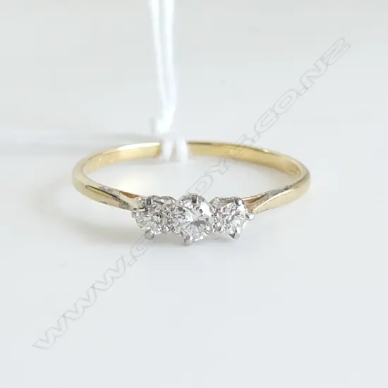 18CT & PLATINUM 3 DIAMOND RING SIZE P 1.4gms