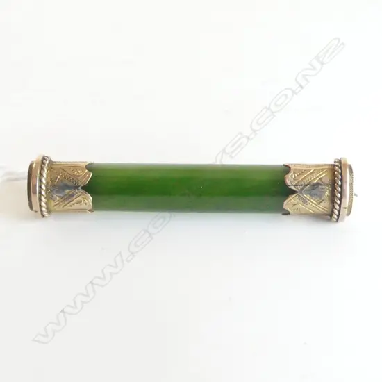 UNMARKED GOLD & GREENSTONE BAR BROOCH L.50mm