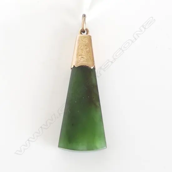 c.1900 POUNAMU & 9ct GILDED PENDANT L.50mm engraved cap mount