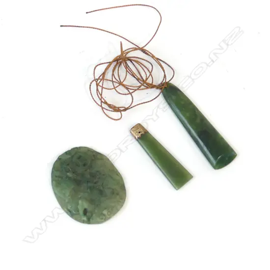 2 GREENSTONE PENDANTS L. 65 / 45mm + JADE OVAL TOKEN