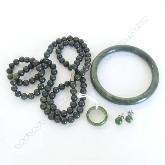 4 PCES GREENSTONE JADE JEWELLERY; NECKLACE, BANGLE, RING, PR EARRINGS