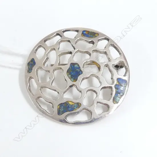 ROUND SILVER BROOCH 