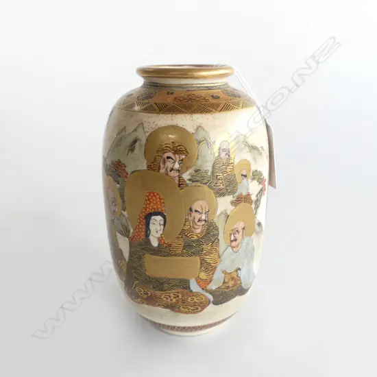 FINE DETAILED 19THC SATSUMA VASE, DECORATED WITH WARRIORS ON FORESHORE ETC. H. 130mm