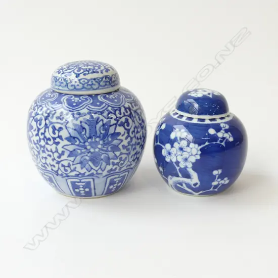 TWO BLUE & WHITE GINGER JARS WITH LIDS H.11CM H.8CM