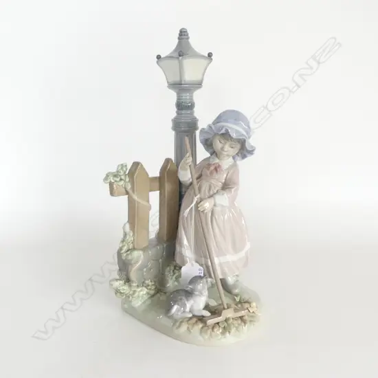 LLADRO FIGURE WITH RAKE H330MM CAT & LAMPLIGHT