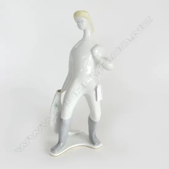 SANTA CLARA PORC FIGURE FISHERMAN WITH FISH H320MM