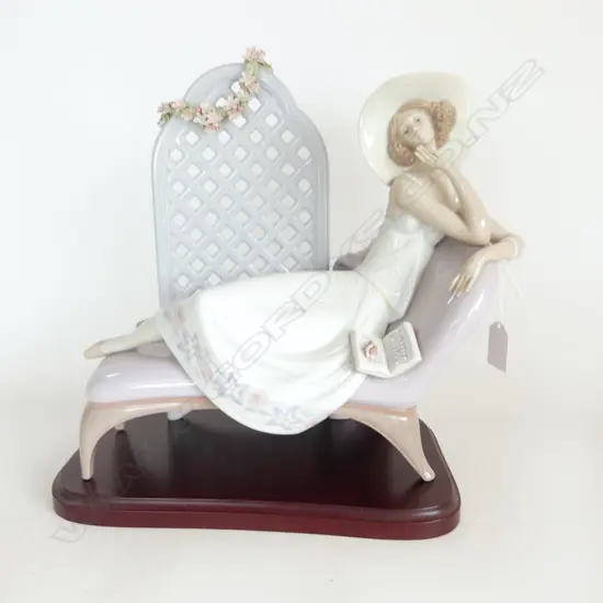 LLADRO FIGURINE GARDEN OF DREAMS ISSUED 1994  SIGNED & DETAILED TO BASE  ON STAND H335MM