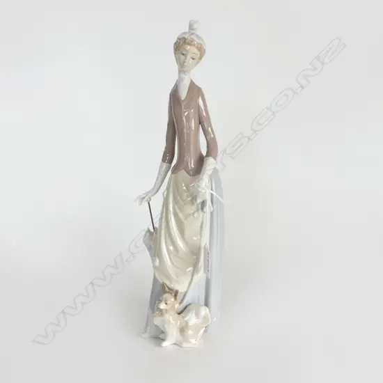 LLADRO FIGURINE  LADY WITH POMIRANIAN H355MM