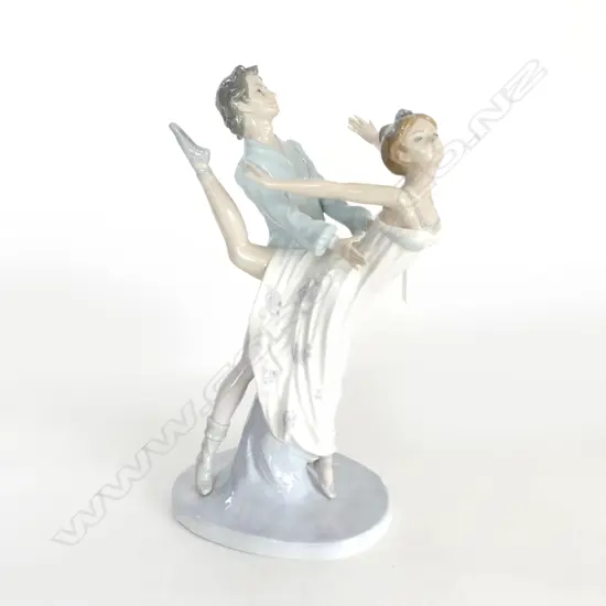 NAO FIGURE GROUP  BALLET DANCING COUPLE H320MM