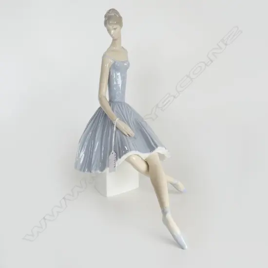 LLADRO SEATED BALLET DANCER H365MM