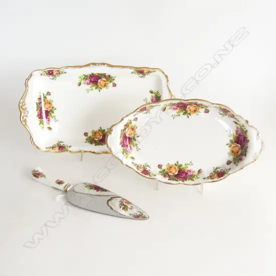 THREE ROYAL ALBERT OLD COUNTRY ROSE ITEMS, CAKE PLATES RECTANGULAR & OVAL WITH MATCHING CAKE SLICE.