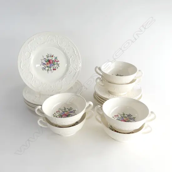 QUANTITY OF WEDGWOOD 'SWANSEA' PATTERNED DINNERSET, SIX DINNER/SIDE PLATES FIVE SOUPBOWLS