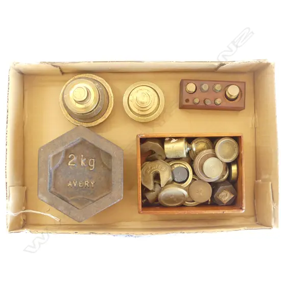 LG COLLECTION OF VINTAGE BRASS WEIGHTS; INCL AVERY & SM SET IN WOODEN TRAY