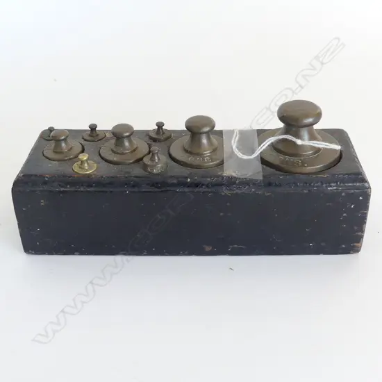 SET EIGHT BRASS WEIGHTS IN WOODEN CUSTOM CONTAINER 