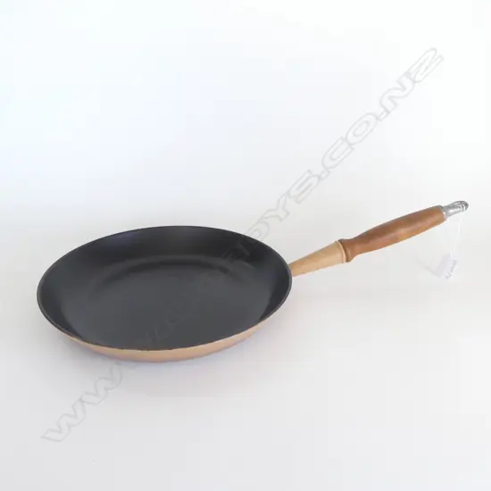 LE CREUSET CAST IRON FRYPAN SIZE 29 300mm dia