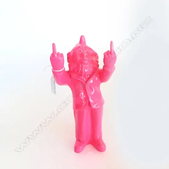 PINK RESIN GNOME PULLING THE FINGERS H.240mm