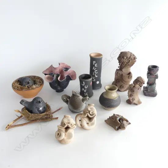 TRAY OF SMALL STUDIO POTTERY PCS