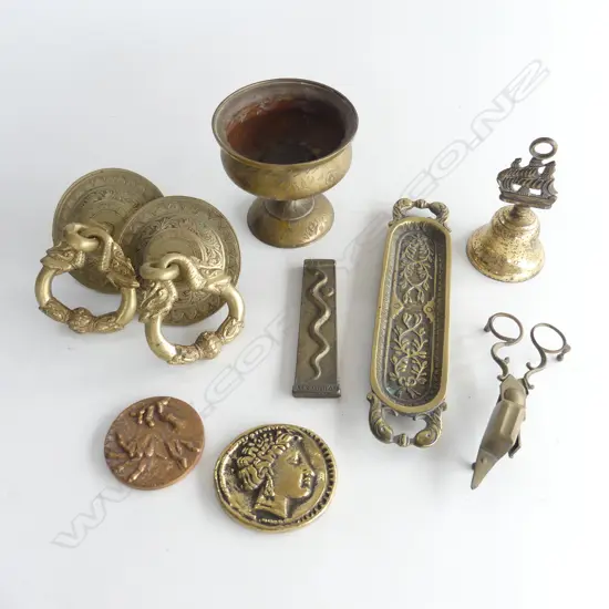 SHOE BOX OF COLLECTABLE BRASS ITEMS DOOR HANDLES  DESK ORNS ETC 