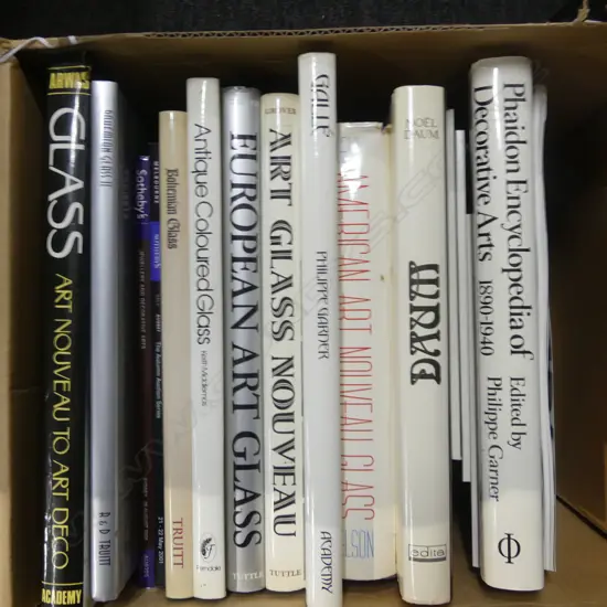 BOX LOT REF BOOKS ON ART GLASS  DAUM BOHEMIAN GLASS  AMERICAN ART GLASS ETC ETC
