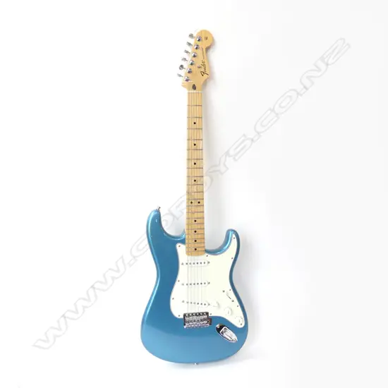 FENDER STRATOCASTER ELECTRIC GUITAR MADE IN MEXICO LAKE PLACID BLUE WITH HARD CASE