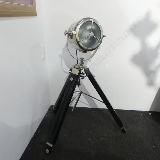 MODERN TRIPOD LAMP H.950mm