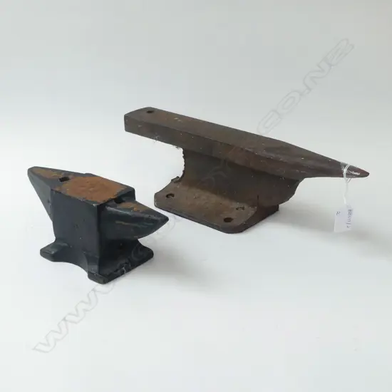 2 CAST IRON ANVILS L.375mm