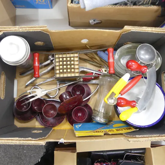 BOX OF MID CENTURY KITCHENALIA – NUTBROWN ITEMS, ENAMEL BOWLS, PYREX DISHES, BAKELITE EGG CUPS ETC  
