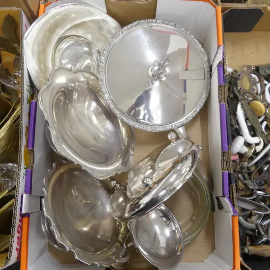 BOX – SEVEN SILVER PLATED ITEMS INCL. CHAFING DISH, COMPORTS, BOWL, PYREX ETC